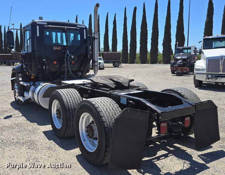 image for item DH8666 2017 Mack CXU613 semi truck