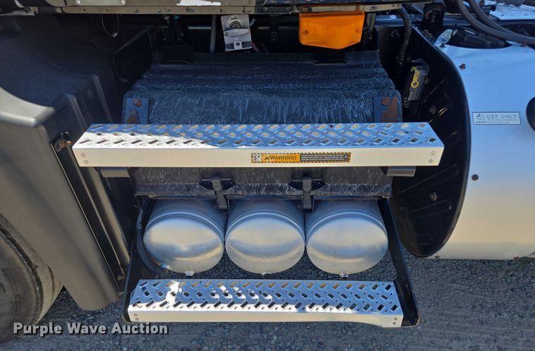 image for item DH8666 2017 Mack CXU613 semi truck