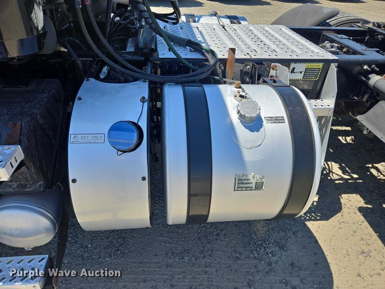 image for item DH8666 2017 Mack CXU613 semi truck