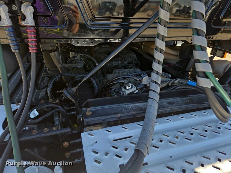 image for item DH8666 2017 Mack CXU613 semi truck