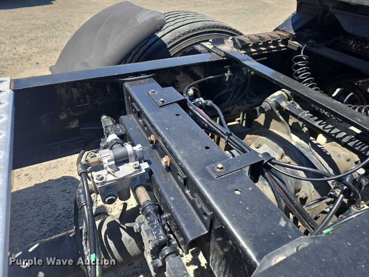 image for item DH8666 2017 Mack CXU613 semi truck