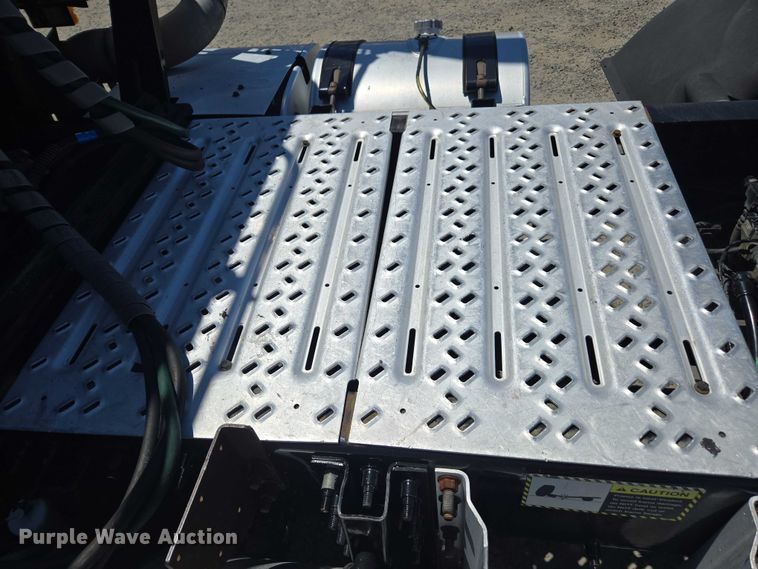 image for item DH8666 2017 Mack CXU613 semi truck