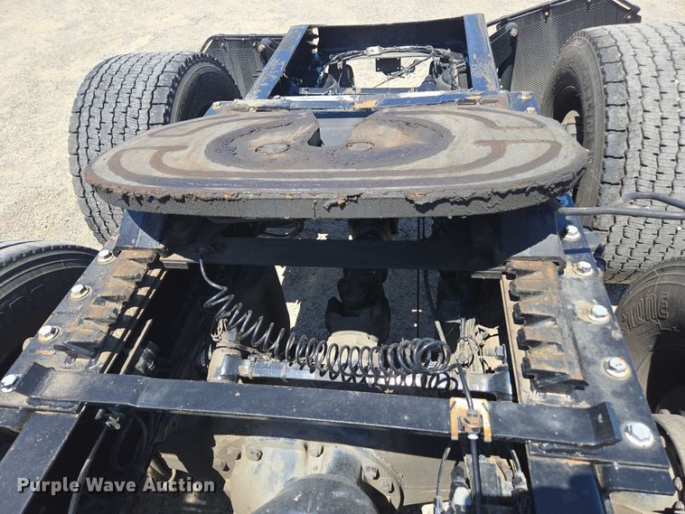 image for item DH8666 2017 Mack CXU613 semi truck