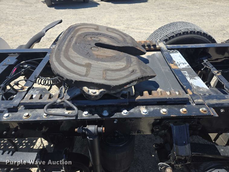 image for item DH8666 2017 Mack CXU613 semi truck