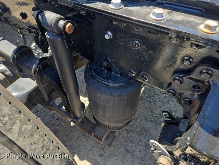 image for item DH8666 2017 Mack CXU613 semi truck