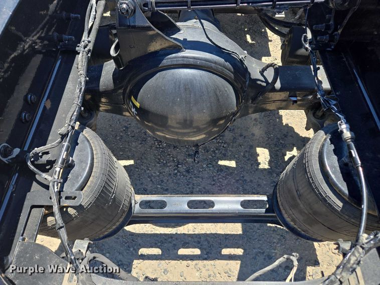 image for item DH8666 2017 Mack CXU613 semi truck