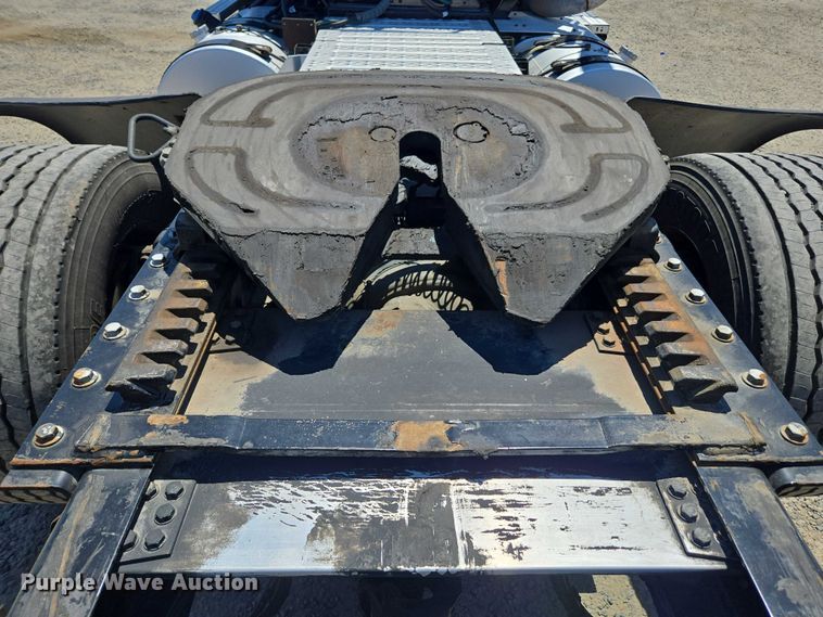 image for item DH8666 2017 Mack CXU613 semi truck