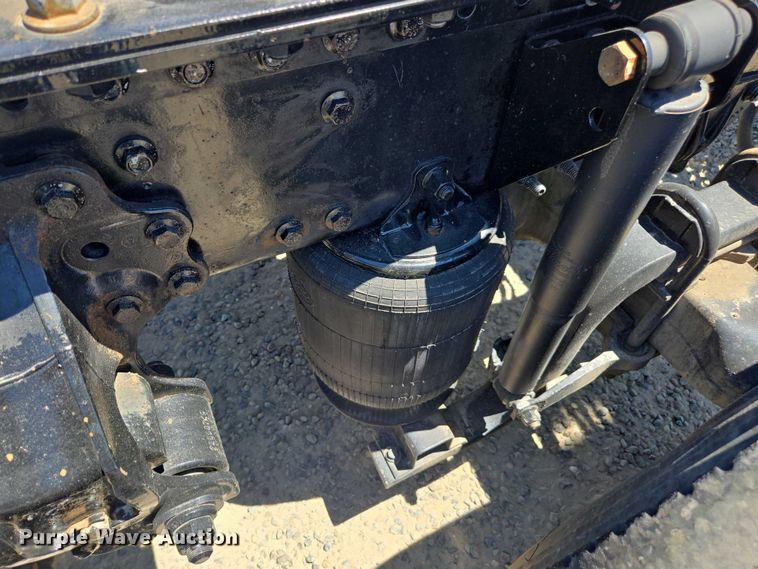 image for item DH8666 2017 Mack CXU613 semi truck