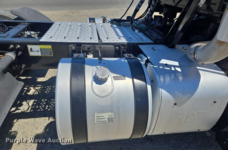 image for item DH8666 2017 Mack CXU613 semi truck