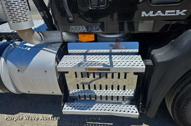 image for item DH8666 2017 Mack CXU613 semi truck