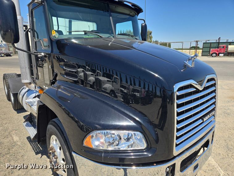 image for item DH8666 2017 Mack CXU613 semi truck