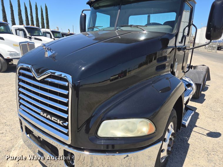 image for item DH8666 2017 Mack CXU613 semi truck