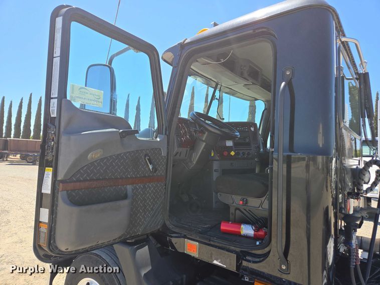 image for item DH8666 2017 Mack CXU613 semi truck