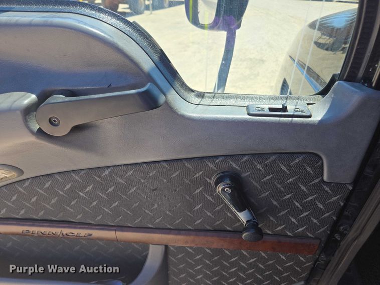 image for item DH8666 2017 Mack CXU613 semi truck