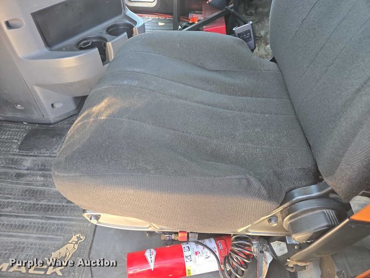 image for item DH8666 2017 Mack CXU613 semi truck