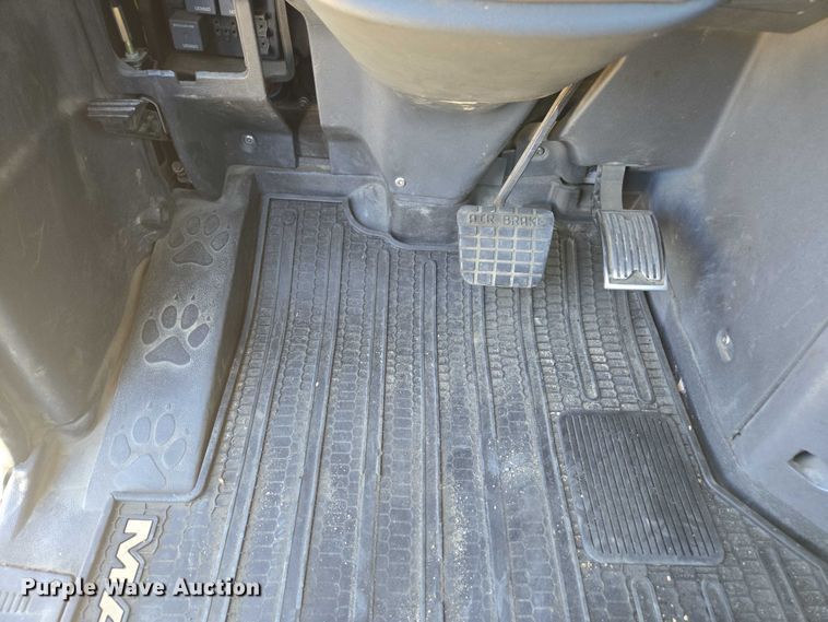 image for item DH8666 2017 Mack CXU613 semi truck