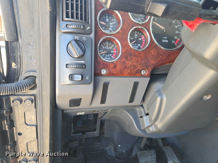 image for item DH8666 2017 Mack CXU613 semi truck