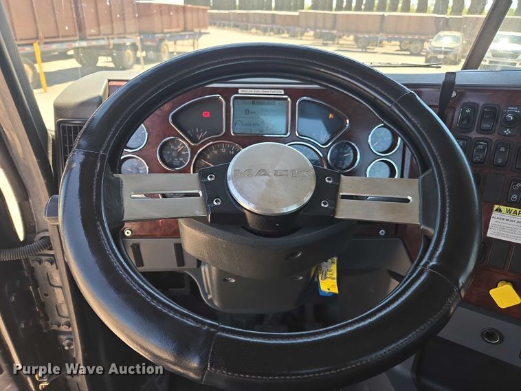 image for item DH8666 2017 Mack CXU613 semi truck