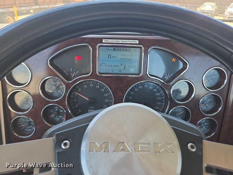 image for item DH8666 2017 Mack CXU613 semi truck