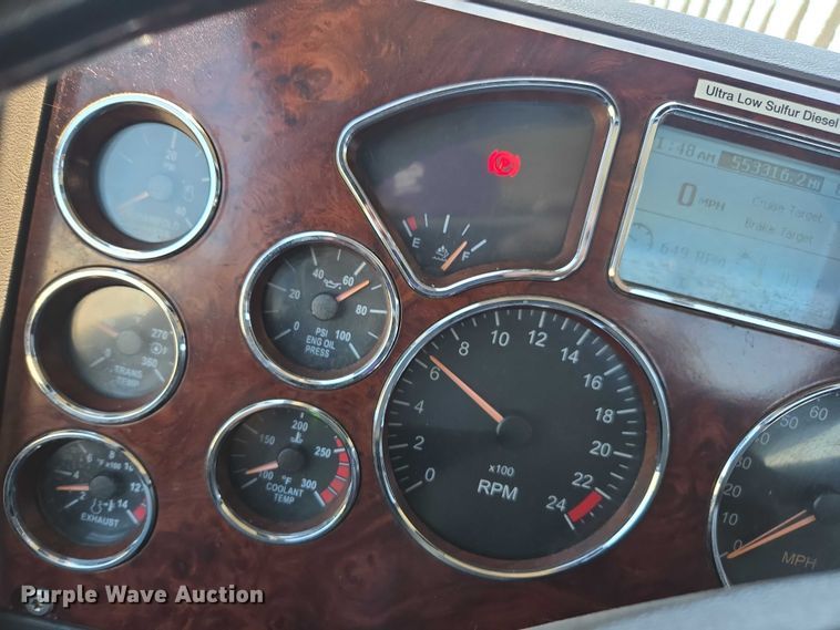 image for item DH8666 2017 Mack CXU613 semi truck