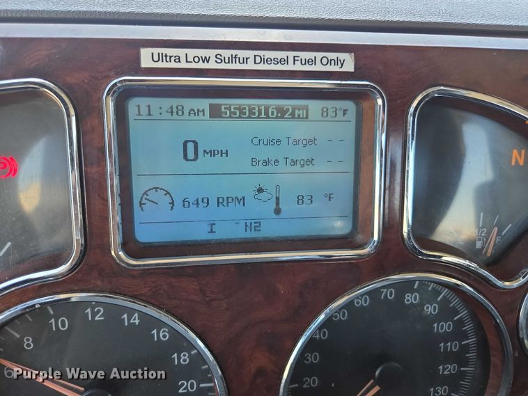 image for item DH8666 2017 Mack CXU613 semi truck