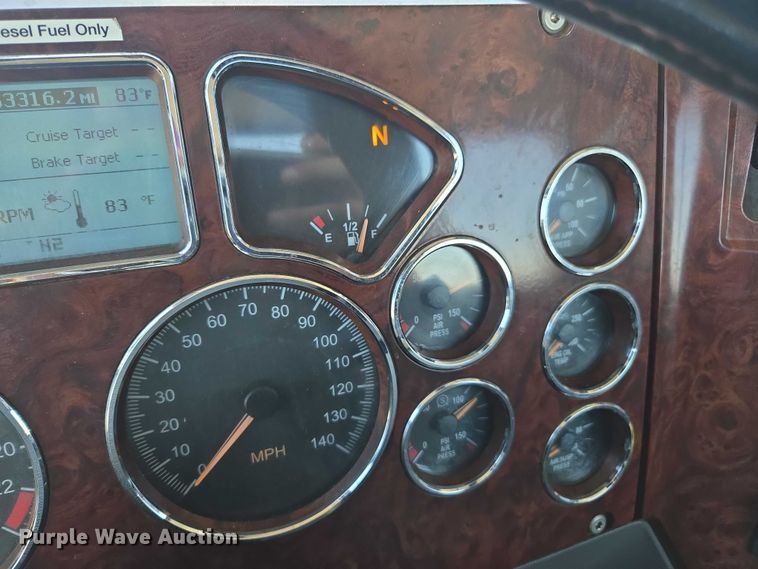 image for item DH8666 2017 Mack CXU613 semi truck