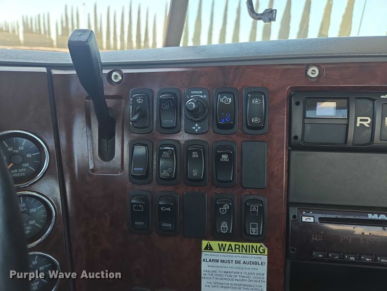 image for item DH8666 2017 Mack CXU613 semi truck