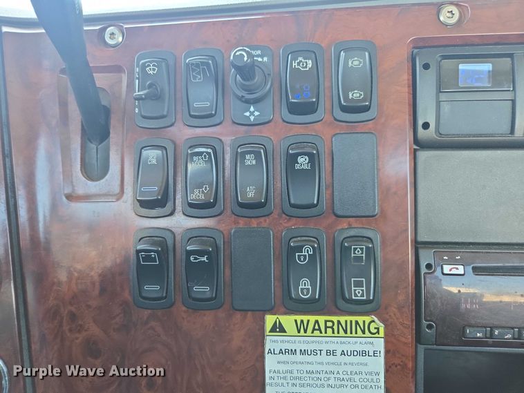 image for item DH8666 2017 Mack CXU613 semi truck