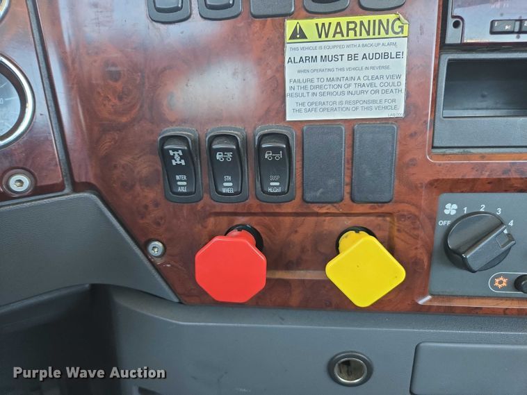 image for item DH8666 2017 Mack CXU613 semi truck