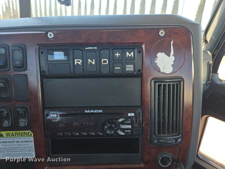 image for item DH8666 2017 Mack CXU613 semi truck