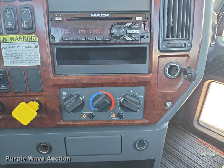 image for item DH8666 2017 Mack CXU613 semi truck