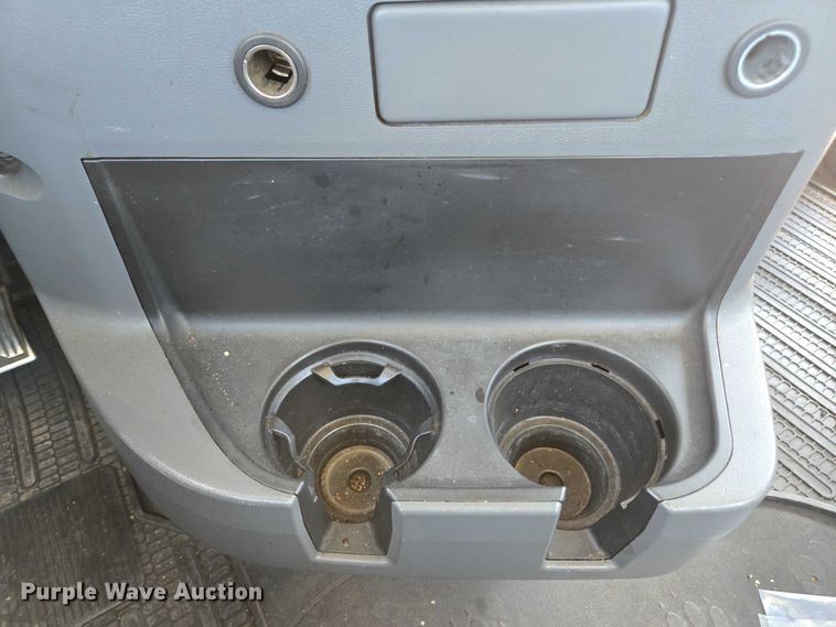 image for item DH8666 2017 Mack CXU613 semi truck