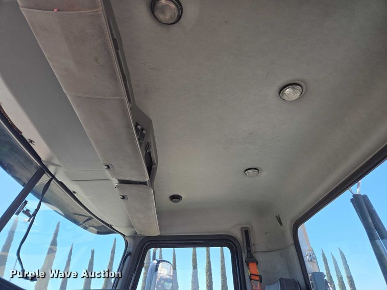 image for item DH8666 2017 Mack CXU613 semi truck