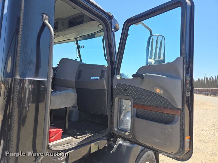 image for item DH8666 2017 Mack CXU613 semi truck