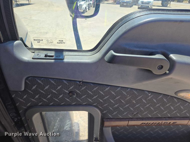 image for item DH8666 2017 Mack CXU613 semi truck