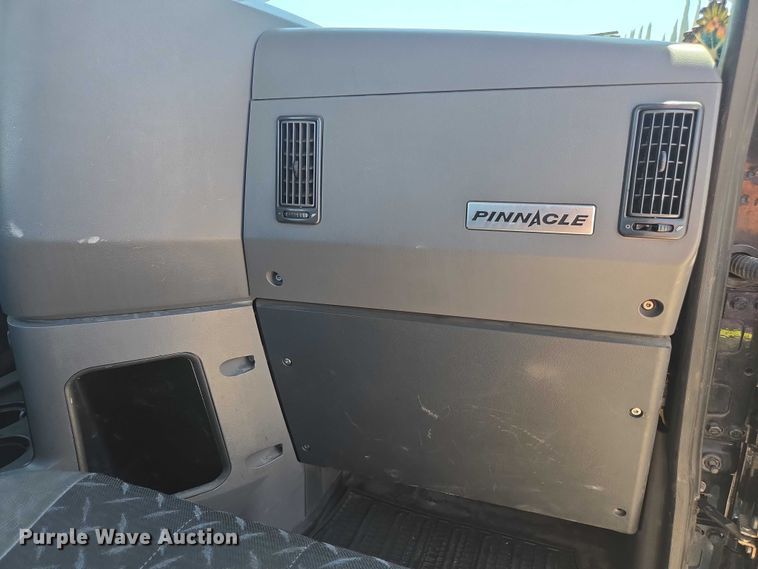 image for item DH8666 2017 Mack CXU613 semi truck