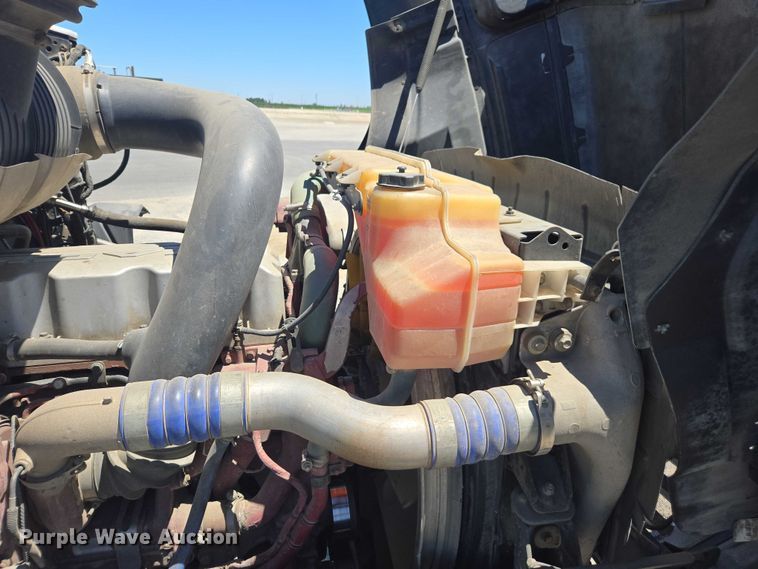 image for item DH8666 2017 Mack CXU613 semi truck