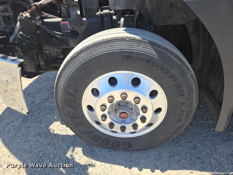 image for item DH8666 2017 Mack CXU613 semi truck