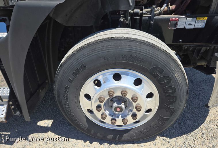 image for item DH8666 2017 Mack CXU613 semi truck