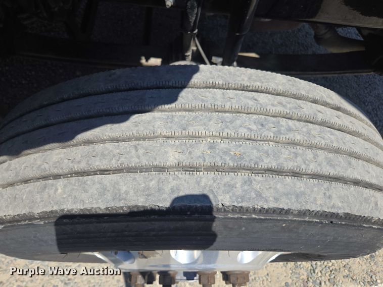 image for item DH8666 2017 Mack CXU613 semi truck