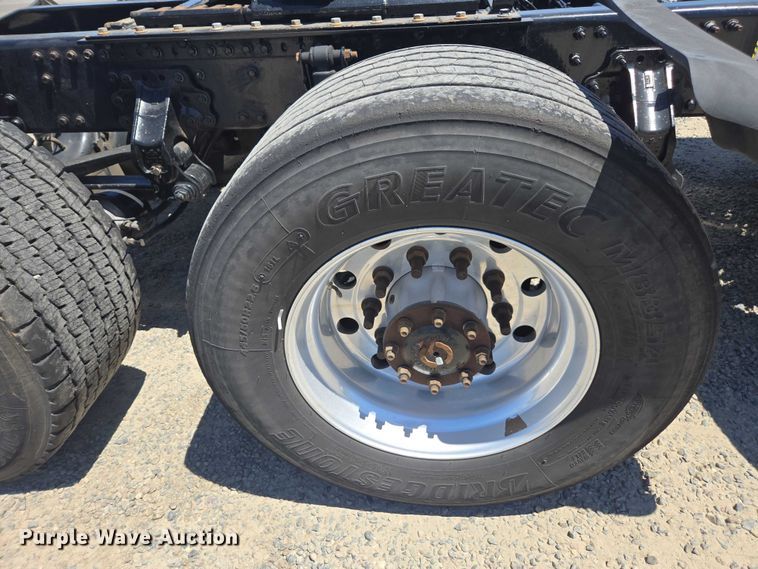 image for item DH8666 2017 Mack CXU613 semi truck