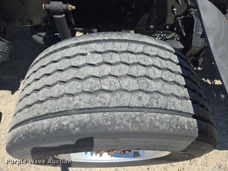 image for item DH8666 2017 Mack CXU613 semi truck