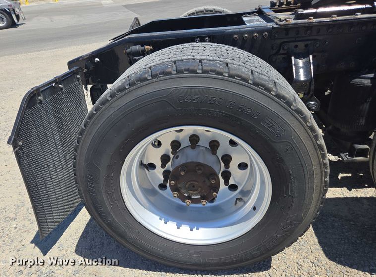 image for item DH8666 2017 Mack CXU613 semi truck