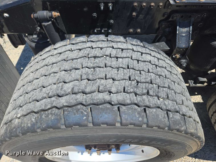 image for item DH8666 2017 Mack CXU613 semi truck