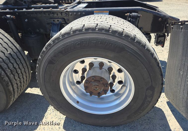 image for item DH8666 2017 Mack CXU613 semi truck