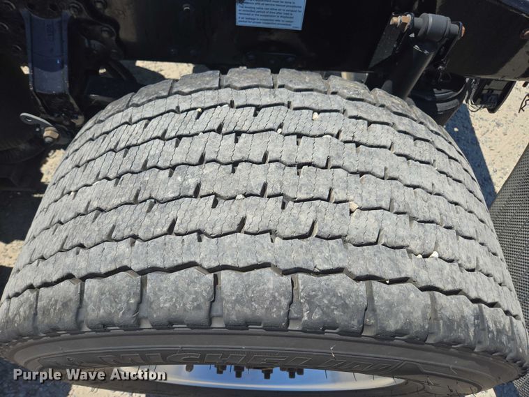 image for item DH8666 2017 Mack CXU613 semi truck