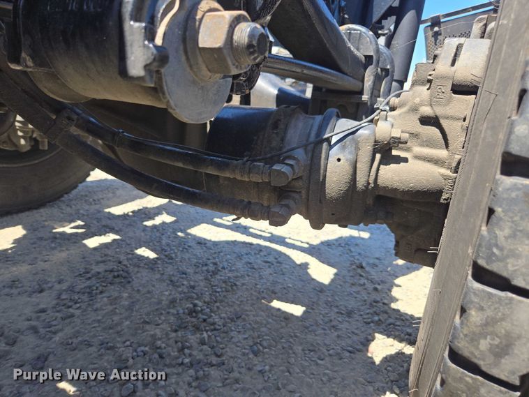 image for item DH8666 2017 Mack CXU613 semi truck