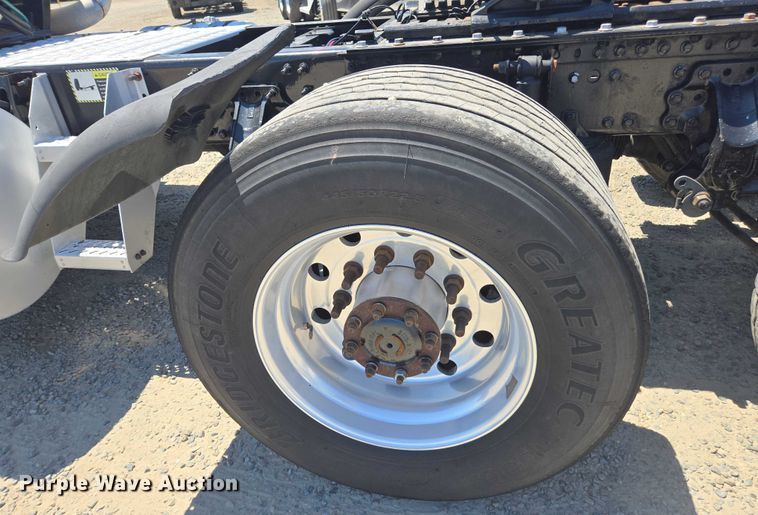 image for item DH8666 2017 Mack CXU613 semi truck