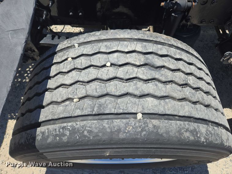 image for item DH8666 2017 Mack CXU613 semi truck