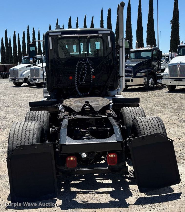 image for item DH8667 2017 Mack CXU613 semi truck